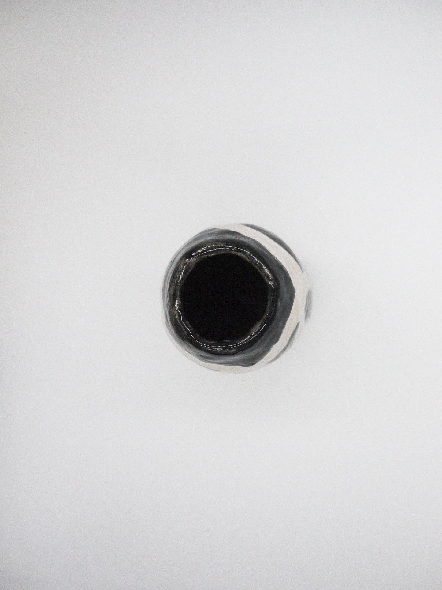 Satoko Kako / Black vase with white guru guru